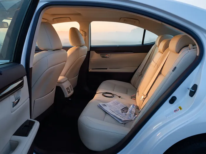Asiento trasero del taxi con agua y cargador