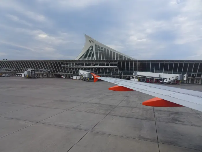 Terminal del aeropuerto de Bilbao vista desde la pista