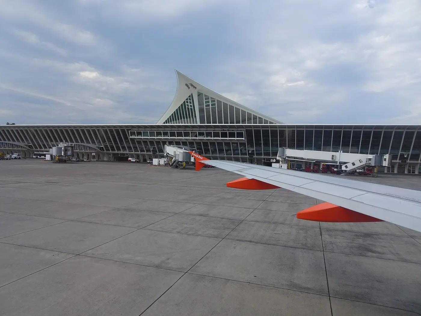 Terminal del aeropuerto de Bilbao vista desde la pista