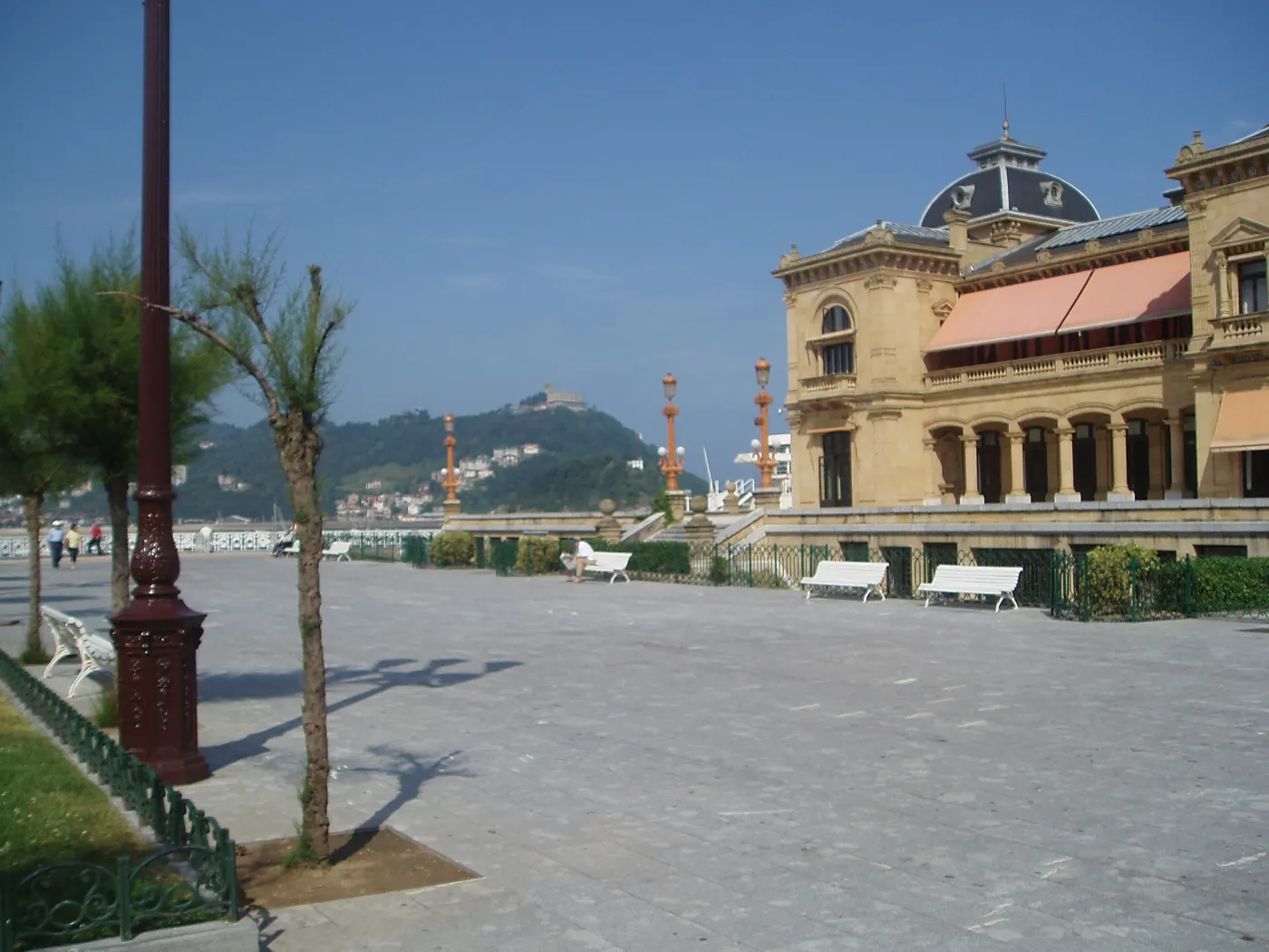 Paseo de La Concha junto al Ayuntamiento de Donostia