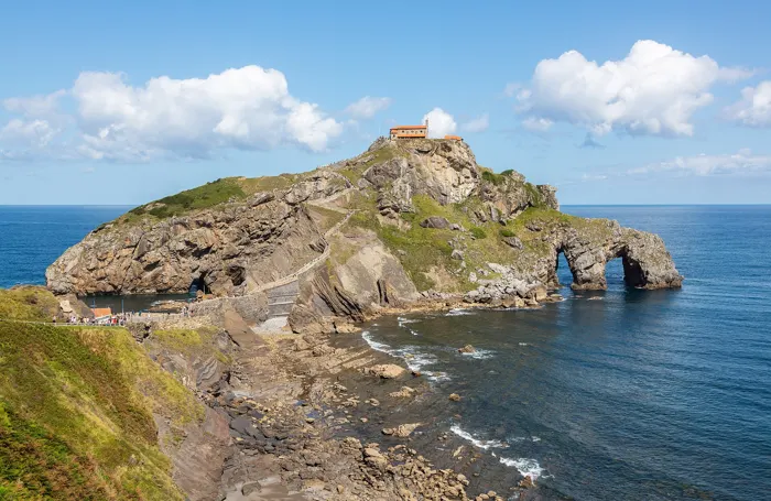 Ermita de San Juan de Gaztelugatxe sobre su islote