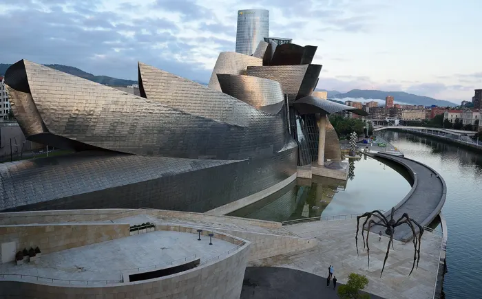 Museo Guggenheim junto a la ría de Bilbao